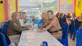 Kepala Sekolah SMP Negeri 1 Banggai Kuemba D. Latta bersama guru (ist)