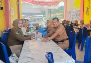 Kepala Sekolah SMP Negeri 1 Banggai Kuemba D. Latta bersama guru (ist)