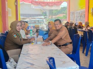 Kepala Sekolah SMP Negeri 1 Banggai Kuemba D. Latta bersama guru (ist)