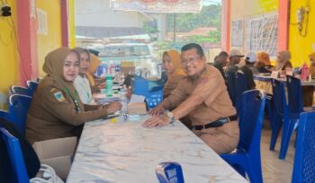 Kepala Sekolah SMP Negeri 1 Banggai Kuemba D. Latta bersama guru (ist)
