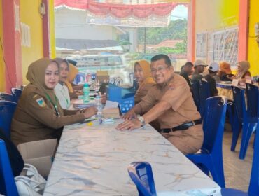 Kepala Sekolah SMP Negeri 1 Banggai Kuemba D. Latta bersama guru (ist)