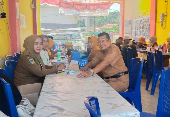 
					Kepala Sekolah SMP Negeri 1 Banggai Kuemba D. Latta bersama guru (ist)