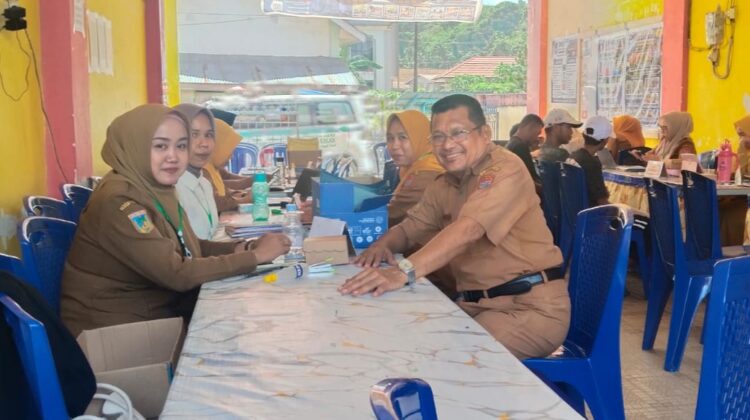 Kepala Sekolah SMP Negeri 1 Banggai Kuemba D. Latta bersama guru (ist)