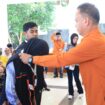 Kepala BPS Banggai Laut Ahmad,S.Sos memasang tanda pengenal dan rompi kepada perwakilan petugas sensus ekonomi (Foto : Ist)