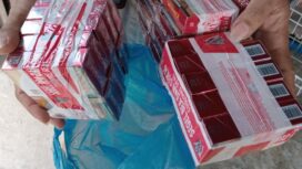Petugas mengamankan rokok ilegal (Foto : BanggaiTerkini)