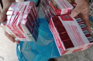 Petugas mengamankan rokok ilegal (Foto : BanggaiTerkini)