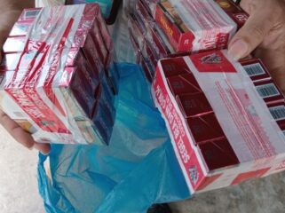 Petugas mengamankan rokok ilegal (Foto : BanggaiTerkini)