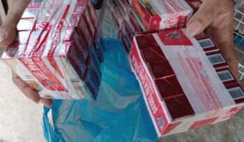 Petugas mengamankan rokok ilegal (Foto : BanggaiTerkini)