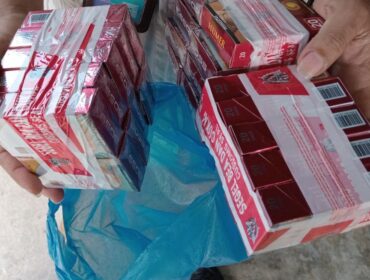 Petugas mengamankan rokok ilegal (Foto : BanggaiTerkini)