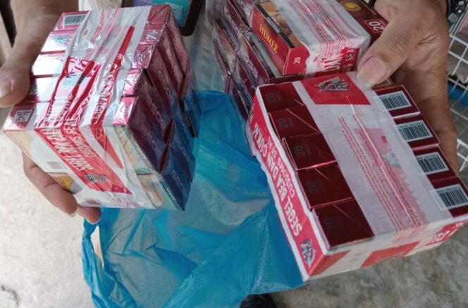 
					Petugas mengamankan rokok ilegal (Foto : BanggaiTerkini)