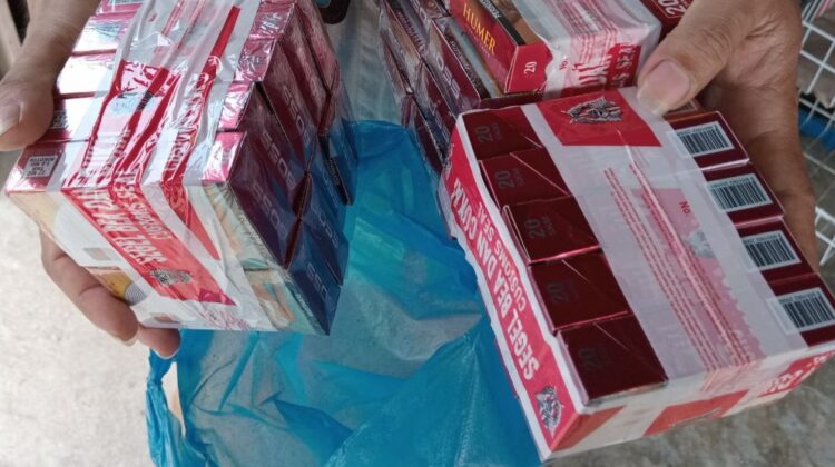 Petugas mengamankan rokok ilegal (Foto : BanggaiTerkini)