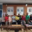 Sekda Saiful U.Usuria menyerahkan ratusan bungkus rokok ilegal ke pihak bea cukai (Foto: BanggaiTerkini)