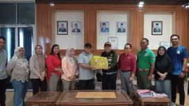 Sekda Saiful U.Usuria menyerahkan ratusan bungkus rokok ilegal ke pihak bea cukai (Foto: BanggaiTerkini)