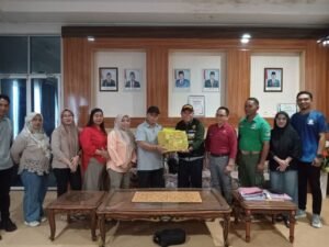 Sekda Saiful U.Usuria menyerahkan ratusan bungkus rokok ilegal ke pihak bea cukai (Foto: BanggaiTerkini)