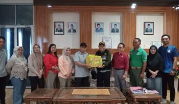 Sekda Saiful U.Usuria menyerahkan ratusan bungkus rokok ilegal ke pihak bea cukai (Foto: BanggaiTerkini)