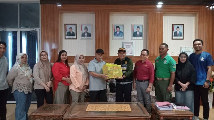 Sekda Saiful U.Usuria menyerahkan ratusan bungkus rokok ilegal ke pihak bea cukai (Foto: BanggaiTerkini)