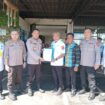Bupati Sofyan Kaepa menyerahkan hibah lahan ke Irwasda Polda Sulteng Kombes Pol. Purwanto Puji Sutan untuk pembangunan fisik Mako Polres Banggai Laut (Foto : Nomo/BanggaiTerkini)