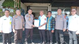 Bupati Sofyan Kaepa menyerahkan hibah lahan ke Irwasda Polda Sulteng Kombes Pol. Purwanto Puji Sutan untuk pembangunan fisik Mako Polres Banggai Laut (Foto : Nomo/BanggaiTerkini)