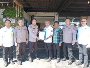 Bupati Sofyan Kaepa menyerahkan hibah lahan ke Irwasda Polda Sulteng Kombes Pol. Purwanto Puji Sutan untuk pembangunan fisik Mako Polres Banggai Laut (Foto : Nomo/BanggaiTerkini)