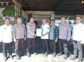 Bupati Sofyan Kaepa menyerahkan hibah lahan ke Irwasda Polda Sulteng Kombes Pol. Purwanto Puji Sutan untuk pembangunan fisik Mako Polres Banggai Laut (Foto : Nomo/BanggaiTerkini)