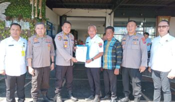 Bupati Sofyan Kaepa menyerahkan hibah lahan ke Irwasda Polda Sulteng Kombes Pol. Purwanto Puji Sutan untuk pembangunan fisik Mako Polres Banggai Laut (Foto : Nomo/BanggaiTerkini)