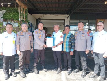 Bupati Sofyan Kaepa menyerahkan hibah lahan ke Irwasda Polda Sulteng Kombes Pol. Purwanto Puji Sutan untuk pembangunan fisik Mako Polres Banggai Laut (Foto : Nomo/BanggaiTerkini)