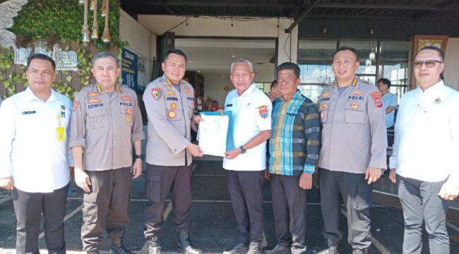 Bupati Sofyan Kaepa menyerahkan hibah lahan ke Irwasda Polda Sulteng Kombes Pol. Purwanto Puji Sutan untuk pembangunan fisik Mako Polres Banggai Laut (Foto : Nomo/BanggaiTerkini)