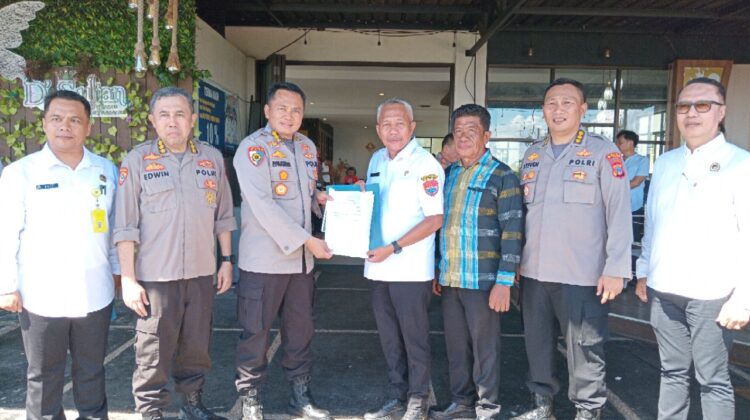 Bupati Sofyan Kaepa menyerahkan hibah lahan ke Irwasda Polda Sulteng Kombes Pol. Purwanto Puji Sutan untuk pembangunan fisik Mako Polres Banggai Laut (Foto : Nomo/BanggaiTerkini)