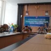 Sekda Saiful U.Usuria bersama Kapolsek Banggai dan sejumlah kepala OPD melakukan Konferensi pers (Foto : BanggaiTerkini)