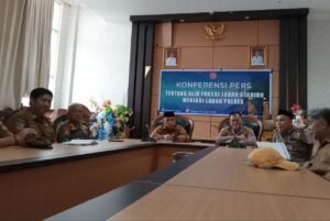 Sekda Saiful U.Usuria bersama Kapolsek Banggai dan sejumlah kepala OPD melakukan Konferensi pers (Foto : BanggaiTerkini)