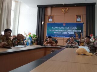 Sekda Saiful U.Usuria bersama Kapolsek Banggai dan sejumlah kepala OPD melakukan Konferensi pers (Foto : BanggaiTerkini)
