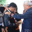 Bupati memasangan tanda pengenal dan rompi ke petugas sensus  (Foto : Ist)