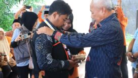 Bupati memasangan tanda pengenal dan rompi ke petugas sensus  (Foto : Ist)
