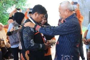 Bupati memasangan tanda pengenal dan rompi ke petugas sensus  (Foto : Ist)