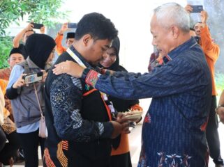 Bupati memasangan tanda pengenal dan rompi ke petugas sensus  (Foto : Ist)