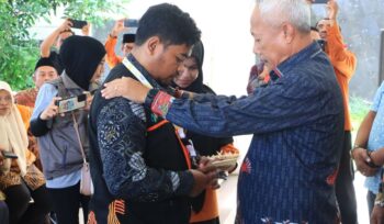 Bupati memasangan tanda pengenal dan rompi ke petugas sensus (Foto : Ist)