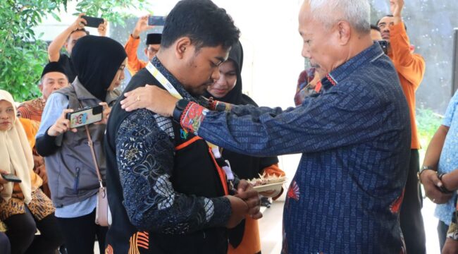 Bupati memasangan tanda pengenal dan rompi ke petugas sensus  (Foto : Ist)