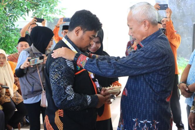 
					Bupati memasangan tanda pengenal dan rompi ke petugas sensus  (Foto : Ist)