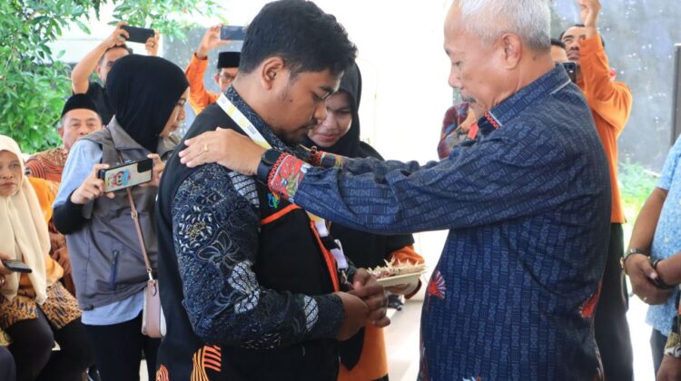 Bupati memasangan tanda pengenal dan rompi ke petugas sensus  (Foto : Ist)