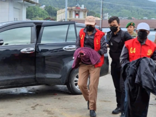 Para tersangka dugaan korupsi bansos saat diamankan menuju Luwuk (dok Kejari Banggai Laut)