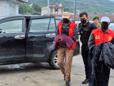 Para tersangka korupsi bansos saat diamankan menuju Luwuk (dok Kejari Banggai Laut)