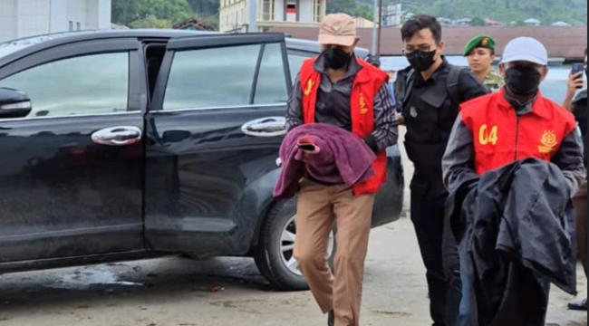 Para tersangka korupsi bansos saat diamankan menuju Luwuk (dok Kejari Banggai Laut)