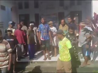 Warga melakukan penyegelan kantor Desa Alasan Kecamatan Labobo (Ist)