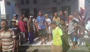Warga melakukan penyegelan kantor Desa Alasan Kecamatan Labobo (Ist)