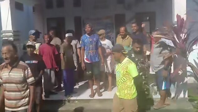 Warga melakukan penyegelan kantor Desa Alasan Kecamatan Labobo (Ist)