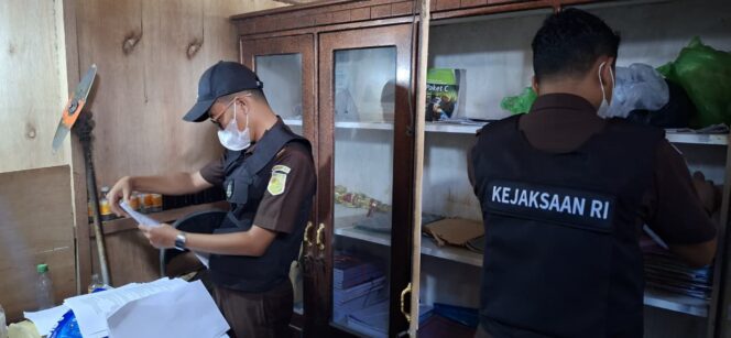 
					Usai Tetapkan Tiga Tersangka Korupsi Bansos, Kejari Banggai Laut Geledah Kantor Dinas Pendidikan Bangkep