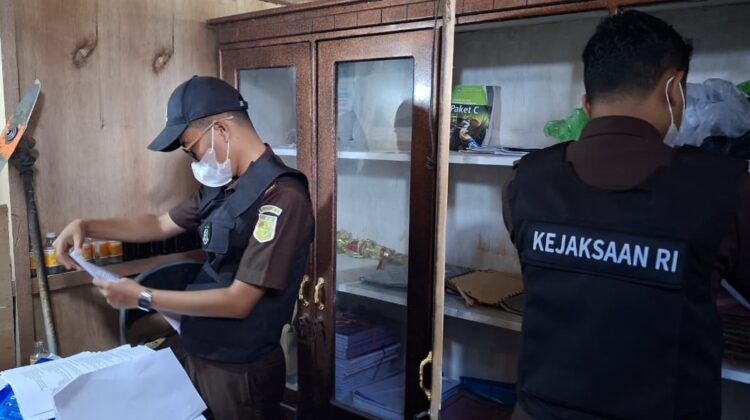 Usai Tetapkan Tiga Tersangka Korupsi Bansos, Kejari Banggai Laut Geledah Kantor Dinas Pendidikan Bangkep