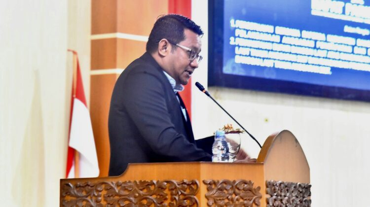 Anggota DPRD Kabupaten Banggai Laut partai Hanura, Abd Azis menyampaikan pandangan fraksi [Foto : Istimewa]