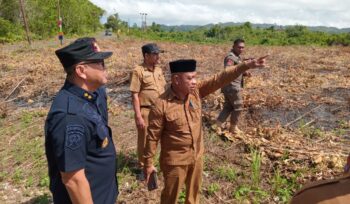 Sekda Saiful U. Usuria menunjukan luasan lahan persiapan pembangunan lembaga permasyarakatan ke Maulana Luthfiyanto Kepala Bagian Tata Usaha dan Umum Kanwil Ditjenpas Sulawesi Tengah. [Foto : Nomo/ BanggaiTerkini]
