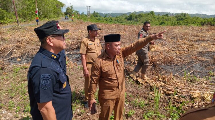 Sekda Saiful U. Usuria menunjukan luasan lahan persiapan pembangunan lembaga permasyarakatan ke Maulana Luthfiyanto Kepala Bagian Tata Usaha dan Umum Kanwil Ditjenpas Sulawesi Tengah. [Foto : Nomo/ BanggaiTerkini]